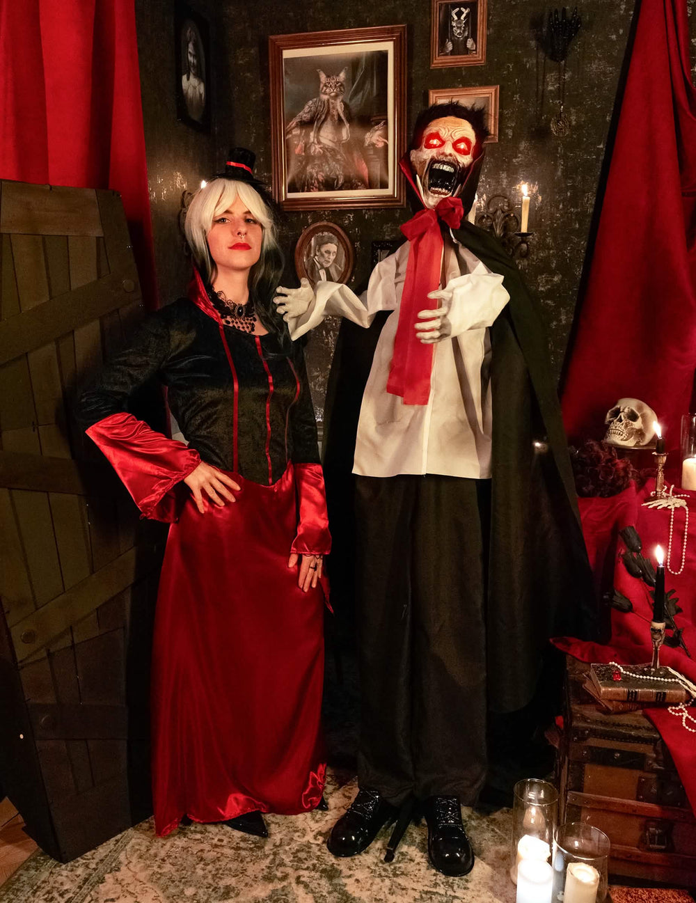 Vampire maudit animé pour Halloween noir et rouge avec yeux lumineux