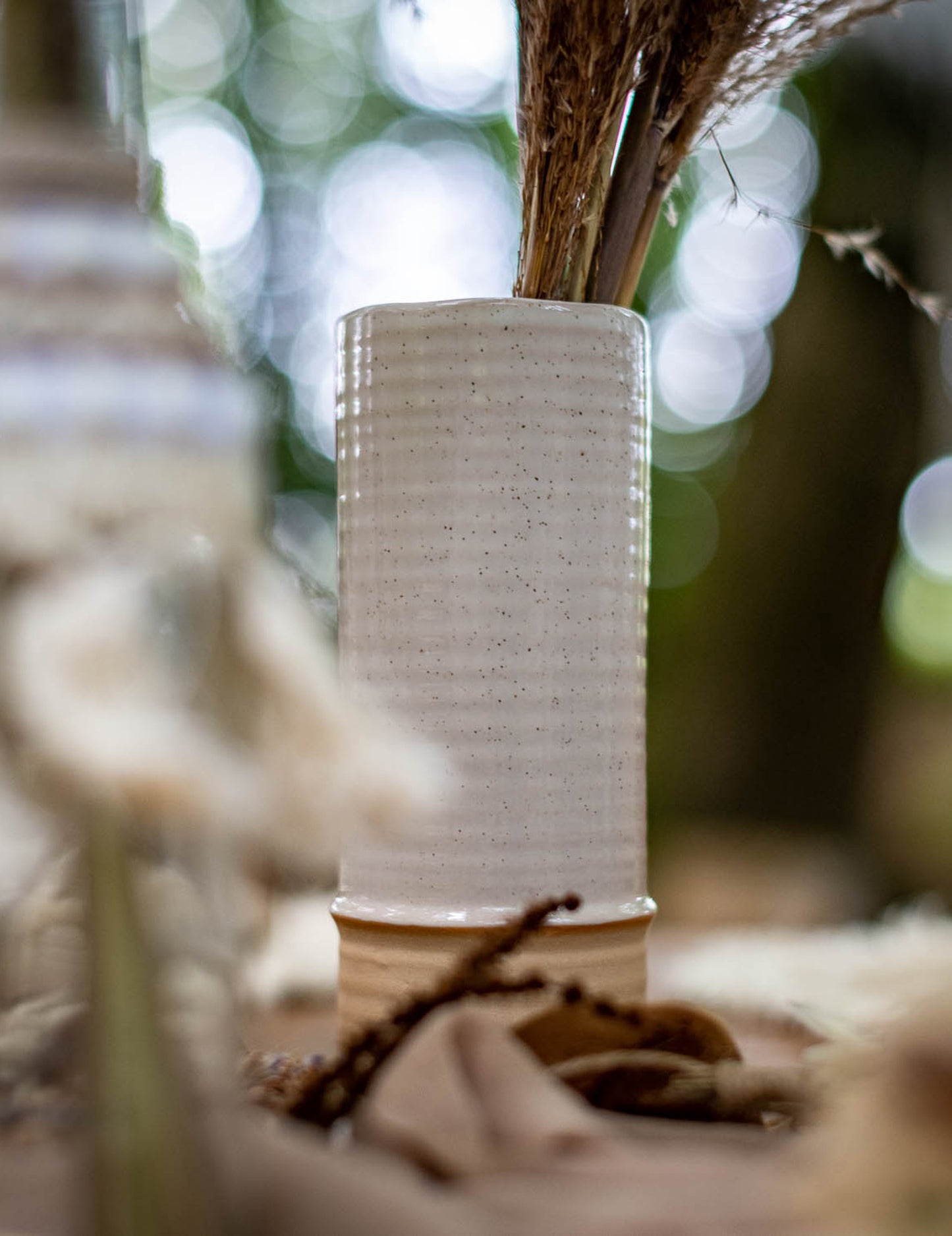 Gros plan sur la texture du vase beige chiné et sable en céramique