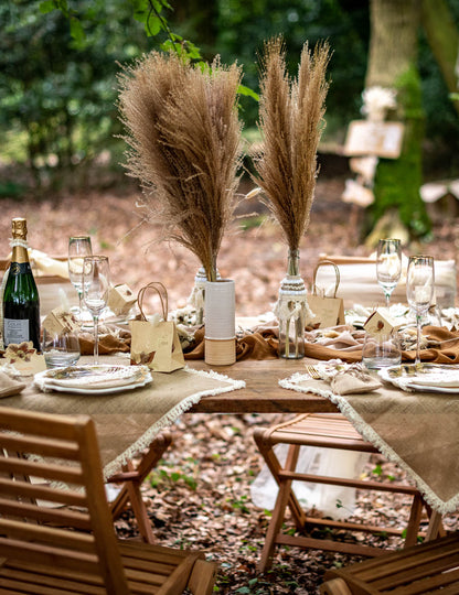 Mise en situation sur une table de fête du vase beige chiné et sable en céramique