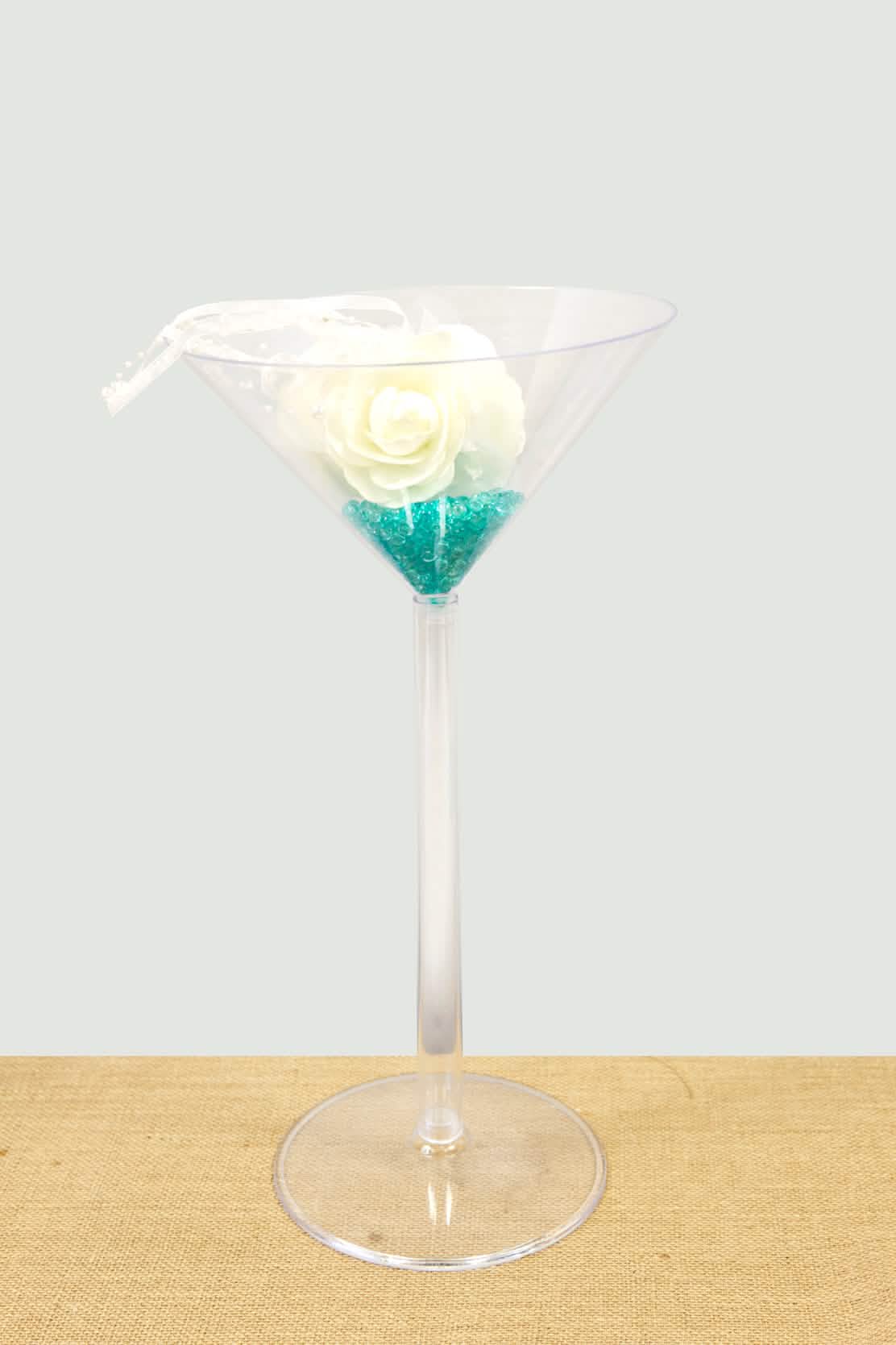 Mise en situation avec fleur du vase maxi coupe à martini en plastique transparent réutilisable