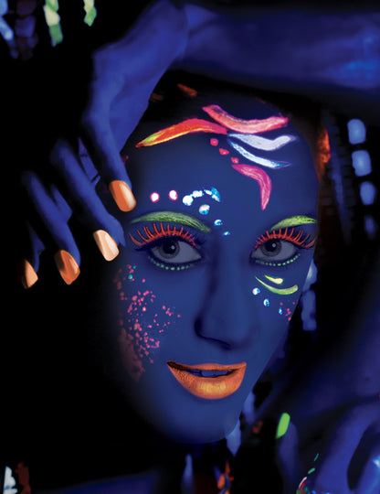 Rendu fluorescent sous lumière noire du vernis à ongles néon