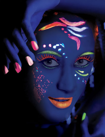 Rendu sous lumière noire du vernis à ongles néon pour adulte rose fluorescent