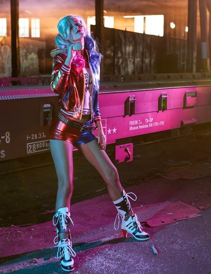Vue de profil avec batte de la veste et t-shirt intégré Harley Quinn Suicide Squad™